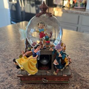DISNEY PINOCCHIO & SNOW WHITE  SHARE A DREAM COME TRUE MUSICAL SNOW GLOBE W/ BOX